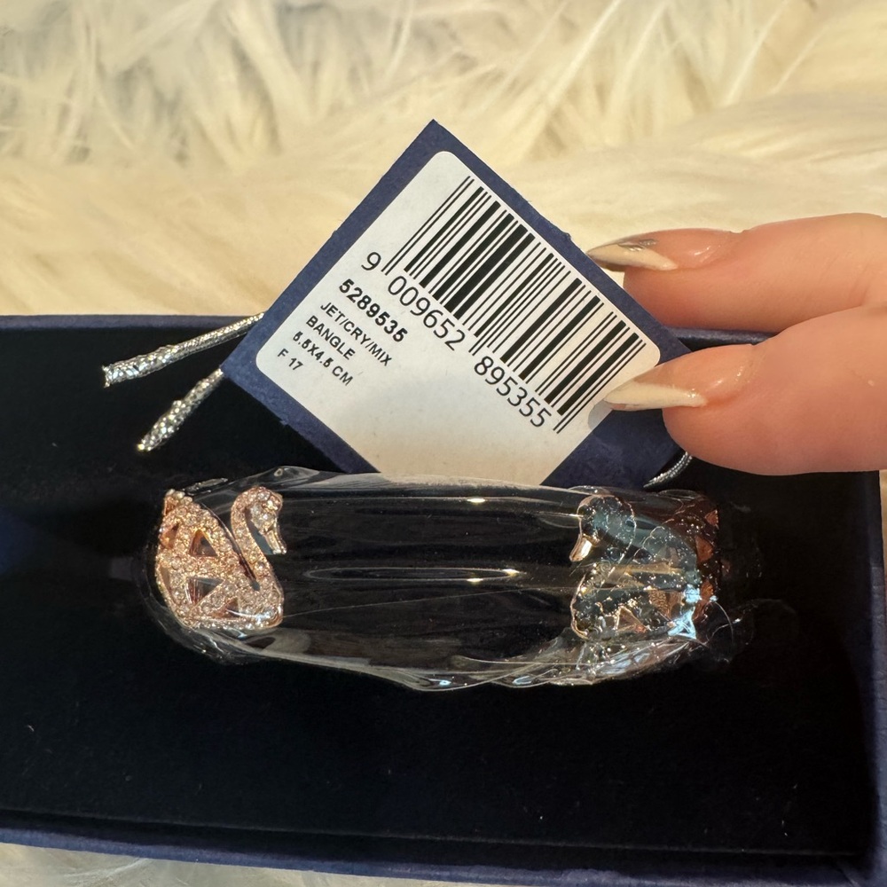 SWAROVSKI FACET SWAN BANGLE - Picture 6 of 7